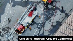 Рятувальники в Кривому Розі під час гасіння пожежі, що виникла через російські удари, архівне фото