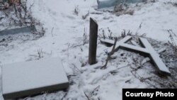 Ананьеводогу православ көрүстөнүндөгү сынып жаткан кресттер. 