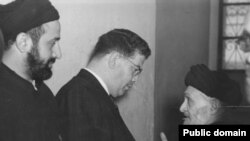 آیت الله ابوالقاسم کاشانی (راست) روحانی سرشناس در جریان جنبش ملی شدن صنعت نفت در حال گفت و گو با مظفر بقایی، رهبر حزب زحمتکشان ایران (عکس: موسسه مطالعات و پژوهش های سیاسی )