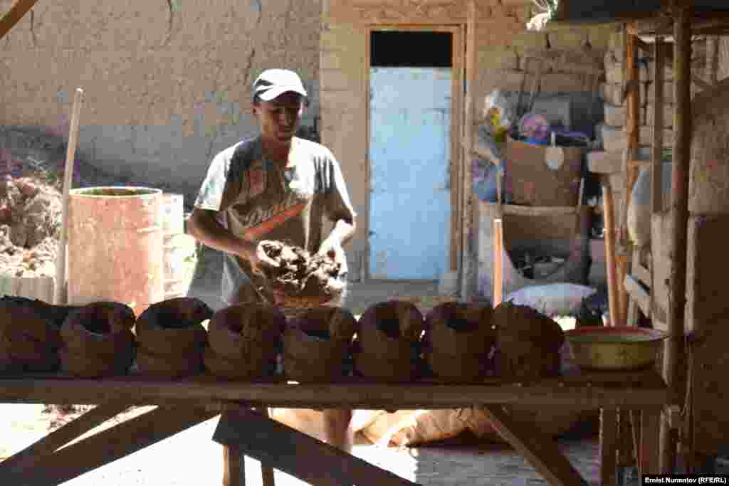 Тандырчы усталар бул өнөрду 5 жашынан бери жасап келишет. Бул -&nbsp;ата&nbsp;өнөрү. 