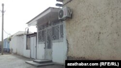 Çarşenbe gününden bäri Andalyp prospektinden gündogara gidýän ugurda 10-a golaý dükan ýapylypdyr