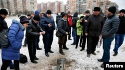 Gündogar Ukrainanyň Kramatorsk şäherinde raketanyň gaçan ýeri, 10-njy fewral, 2015. 