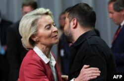 Очільниця Єврокомісії Урсула фон дер Ляєн і президент України Володимир Зеленський вітаються на робочій сесії 7-го саміту Європейського політичного співтовариства (ЄПС) у Bella Center у Копенгагені, Данія, 2 жовтня 2025 року