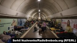 Кияни ховаються у метро під час російської атаки. Київ, 28 липня 2025 року