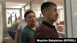 АЭС референдумы кезінде "жаппай тәртіпсіздік ұйымдастырмақ болды" деп айыпталғандар сот залында. Алматы, 17 шілде, 2025 жыл.