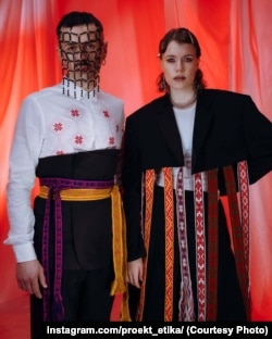 Клясычныя строі з мноствам традыцыйных паясоў. Балаклава Sw@da адсылае да шкляных караляў