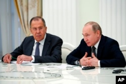 Лавров і Путын розмовляють у Кремлі з міністром закордонних справ Китаю. Росія, 5 квітня 2025 року