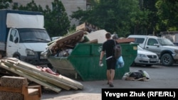 Сміттєвий контейнер типу «човен» в Севастополі, архівне фото