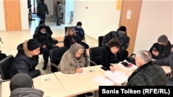 Крановщики подают заявление в Минтруда и социальной защиты. Нур-Султан, 27 февраля 2021 года.