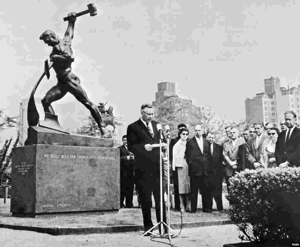 Відкриття в 1960 році в саду Організації Об&rsquo;єднаних Націй у Нью-Йорку радянської скульптури під назвою &laquo;Перекуємо мечі на орала&raquo;. Скульптор також створив культовий пам&rsquo;ятник &laquo;Батьківщина-Мати кличе&raquo;