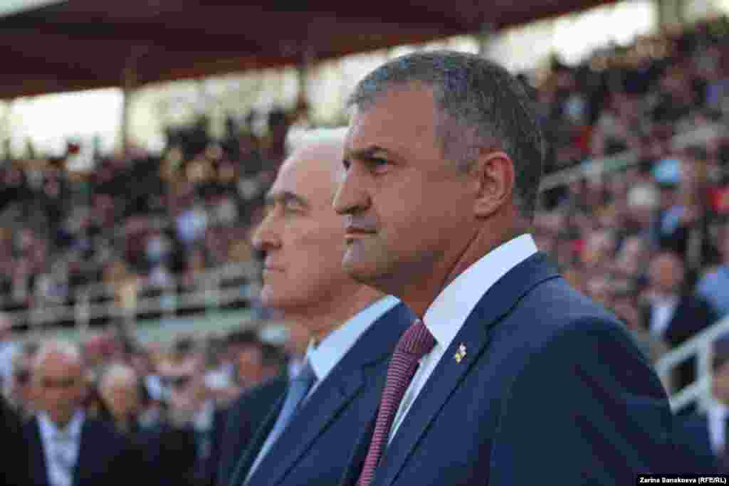 Анатолий Бибилов стоит рядом с экс-президентом Леонидом Тибиловым