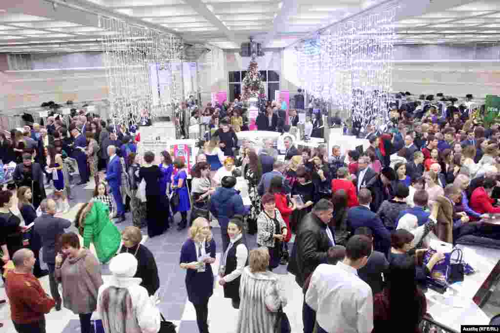 Пирмида фойесындагы тамашачы