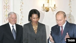 رابرت گیتس و کاندولیزا رایس، در کنار ولادیمیر پوتین، رییس جمهوری روسیه