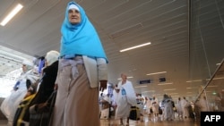 Haj zyýaratyna baran eýranlylar Jeddah aeroportunda, 30-njy oktýabr.