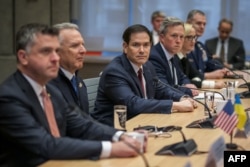 Держсекретар США Марко Рубіо поруч зі спецпосланником США Стівом Віткоффом зустрічається з українською делегацією під час обговорення плану США щодо припинення війни в Україні. Женева, Швейцарія, 23 листопада 2025 року.