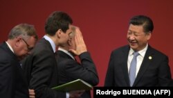 شی جین‌پینگ در حال خوش‌وبش کردن با پوتین در نشست لیما