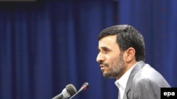 آقای احمدی نژاد برخی از منتقدین داخلی را متهم به «خیانت» در پرونده هسته ای کرد.