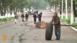 Славянск. Жители строят баррикады