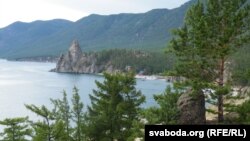 Адна з каменных «вежаў» бухты Пясчаная