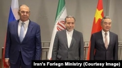 از راست به چپ: وزیران خارجه چین، ایران و روسیه