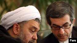 عباس امیری‌فر (چپ) در کنار اسفندیار رحیم مشایی، رئیس دفتر احمدی‌نژاد
