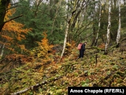 کریشتک برای جست‌وجوی کانی‌های رادیواکتیو در کوهستان‌های نواحی شمالی بوهمیا از یک تشعشع‌سنج موسوم به کنتور گایگر استفاده می‌کند.