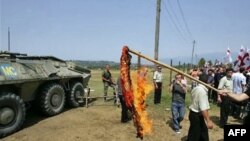 Грузини демонструють проти присутності російських військ на їхній території