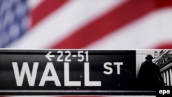 اين طرح که بر اساس آن قرار است دولت آمريکا تا ۷۰۰ ميليارد دلار کمک مالی در اختيار بازار مالی آمريکا قرار دهد، دوشنبه گذشته در مجلس نمايندگان رد شد. (عکس از epa)