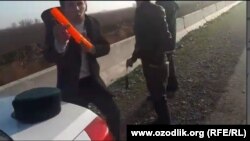 ​​Haydovchi videoda yerda sinib yotgan militsiya jezlini ko‘tarib, yo‘l harakati xavfsizligi xodimlari uni kaltaklaganini iddao qilgandi.