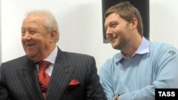 Россиялик санъатшунослар ҳайкалтарош Зураб Церетели (чапда) Чингиз Айтматов асарлари руҳини тушунмаслиги, уларни бузиб талқин қилиши мумкинлиги юзасидан ташвишланаяптилар. 