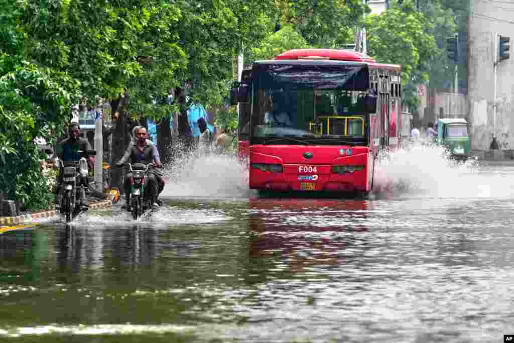 Автомобилисты едут по затопленной дороге из-за сильного дождя в Лахоре, Пакистан, среда, 16 июля 2025 года. AP Photo/K.M. Chaudary