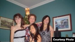 Русанна (уңда) Канададагы әнисе, Мари Ли һәм Габриэлла исемле сеңелләре белән