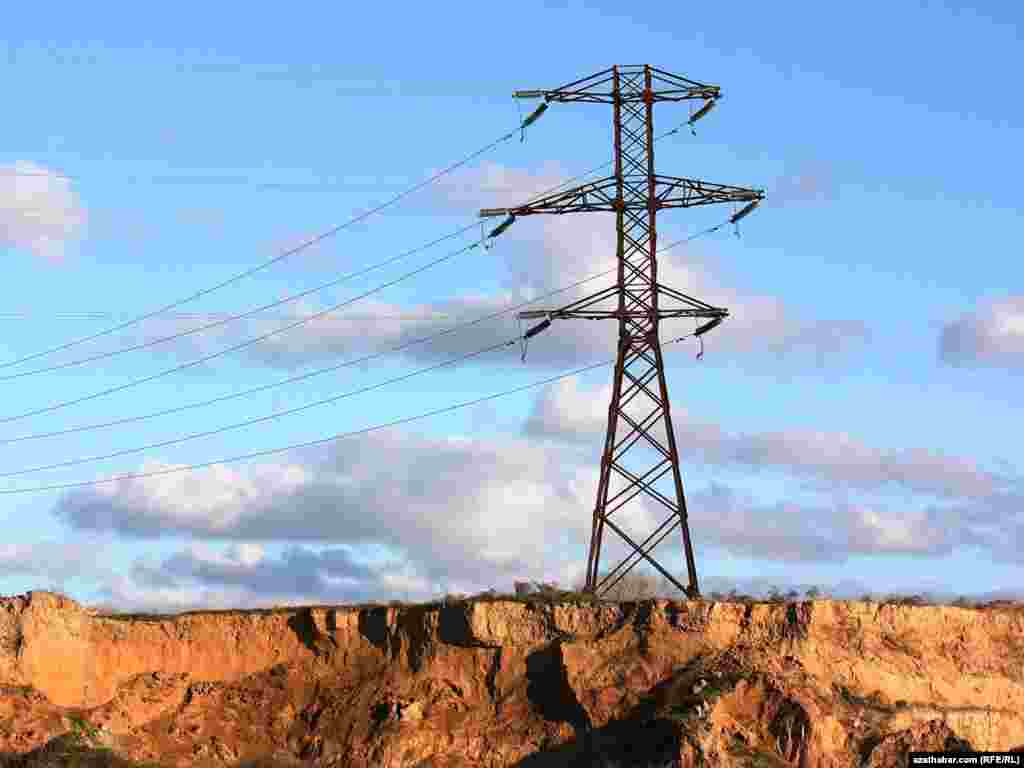 Aşgabadyň etegindäki elektrik liniýalary, 2010-njy ýylyň dekabr aýy.