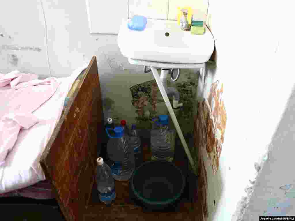 Шарты жок бөлмөлөрдө дарылангандар сууга зар. Эки-үч айлап дарылангандар жуунганга эмес, чай кайнатканга суу таба алышпайт. Көпчүлүгү үйлөрүнөн бөтөлкөлөргө суу алып келип палаталарга тизип коюшкан.