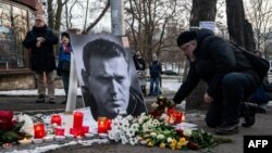 Російський опозиціонер Олексій Навальний помер у колонії «Полярний вовк» у селищі Харп у Ямало-Ненецькому автономному окрузі 16 лютого 2024 року. Соратники політика заявляють, що його вбили за прямим наказом Володимира Путіна