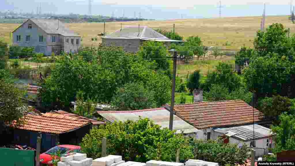 Mamaqnıñ eski, qırmızı kirametnen örtülgen, ve yañı evleri