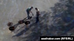 Jemagat gulluklarynyň işgärleri näsazlyklary bejerýär. Mary