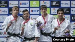 Сомон Махмадбеков (второй справа) на пьедестале почета