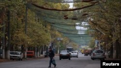 Вулиця в Херсоні накрита сіткою проти дронів, 2 жовтня 2025 року