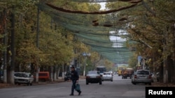 Антидронові сітки над вулицею в Херсоні, жовтень 2025 року