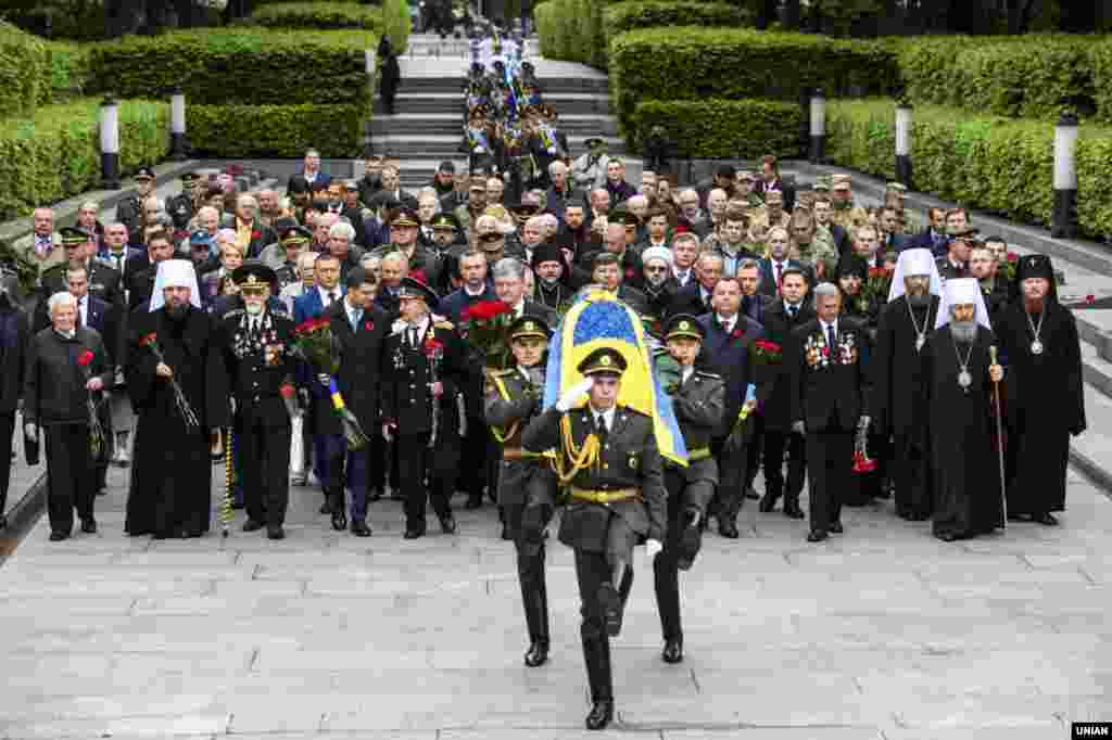 Вранці 9 травня найвище політичне керівництво країни взяло участь в урочистостях до Дня перемоги