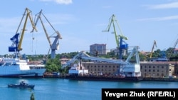 Плавучий кран ПК-400 «Севастополь» біля причалу «Севморзаводу» у липні 2022 року