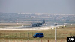 یک فروند هواپیمای سی-۱۳۰ ارتش آمریکا در پایگاه اینجرلیک در حاشیه آدانا