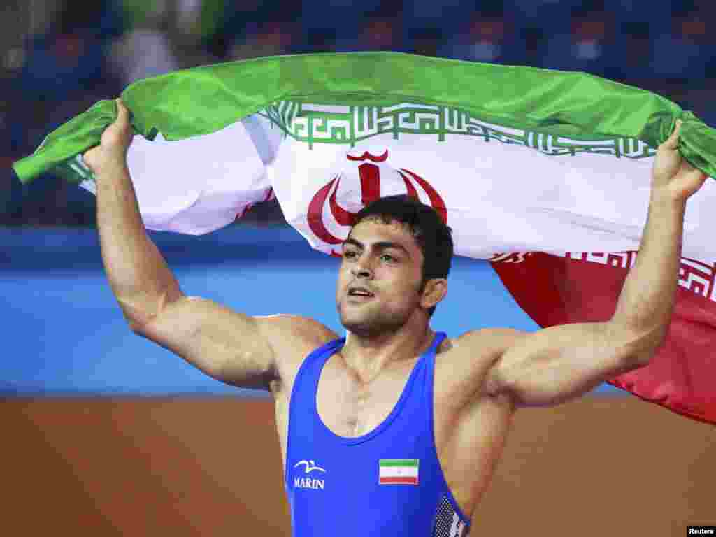 صادق گودرزی پیروزی خود را در مرحله نهایی وزن ۷۴ کیلوگرم کشتی آزاد جشن می گیرد