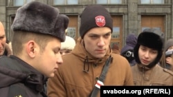 Глеб Вайкуль (у цэнтры) на акцыі пратэсту студэнтаў 2 сьнежня