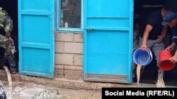 Үйлөрдү тазалоо иштерине жергиликтүү тургундар да кол кабыш кылууда. Бул айылда сел өткөн жылы да болуп, ондогон үйлөрдү каптаган.