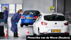 Це кілька сотень тисяч людей у країні з населенням у 17 мільйонів людей, повідомив голова Національного інституту здоров’я Яап ван Діссель