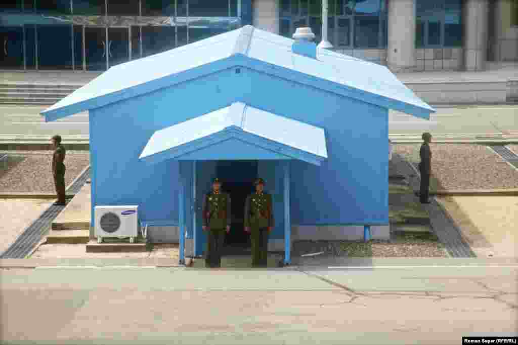 Дэмаркацыйная лінія паміж Паўночнай і Паўднёвай Карэяй. Гэта, як відаць, паўночная частка. Дасягненне народнай гаспадаркі адразу кідаецца ў вочы - кандыцыянэр