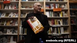 Барыс Пятровіч падчас уручэньня прэміі "Залаты апостраф"
