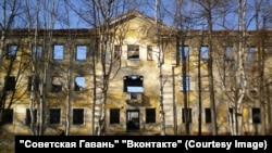 Заброшенное здание по лице Невельского. В советское время там располагался магазин при военной части